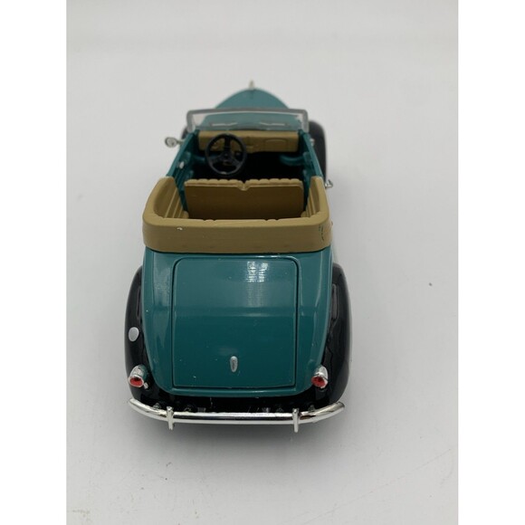 National Motor Museum Mint 1937 V-8 Club Cabriolet Golden Age of Ford - Picture 5 of 9